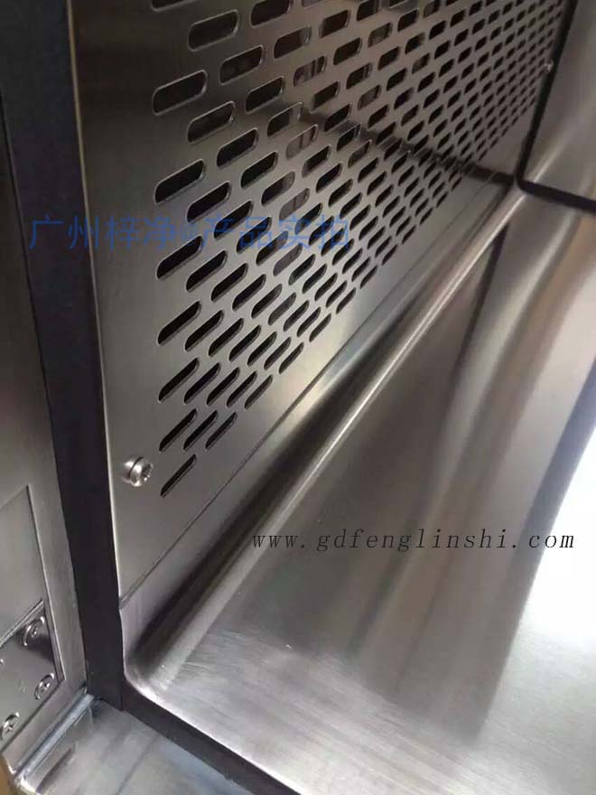 百級層流傳遞窗內(nèi)外雙層殼體，內(nèi)部四周圓弧處理，保證無縫隙連接；