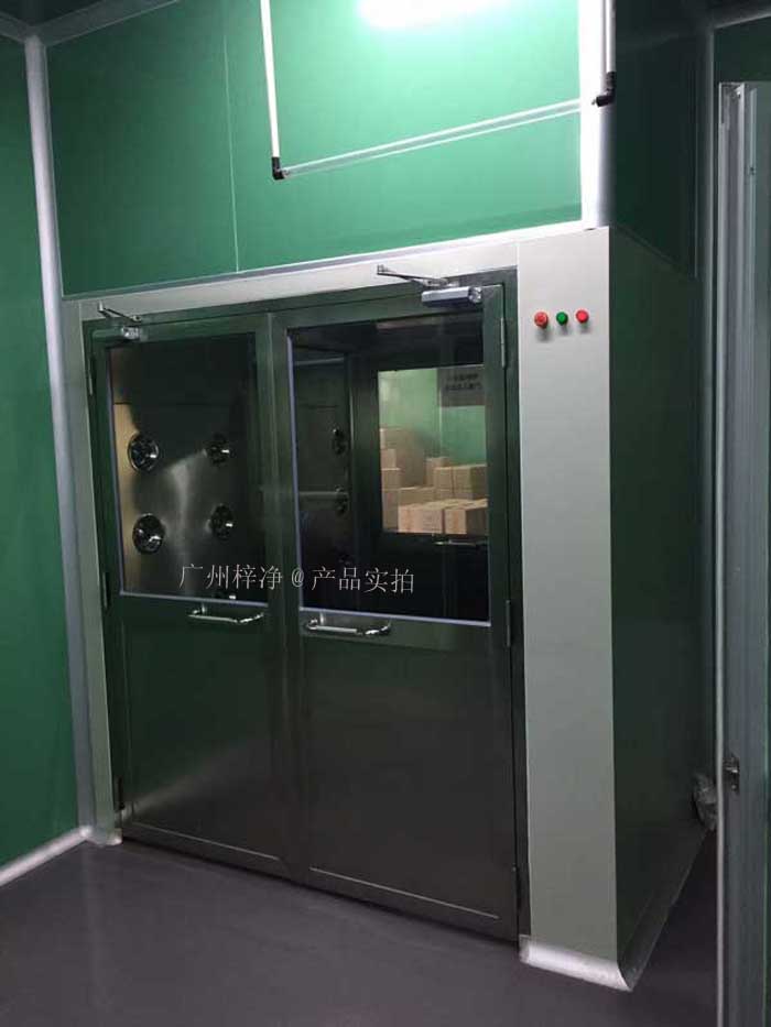 風(fēng)淋室（又名空氣浴塵室、風(fēng)淋房、風(fēng)淋門、空氣吹淋室、AIR SHOWER，風(fēng)淋設(shè)備，風(fēng)淋機(jī)之類）