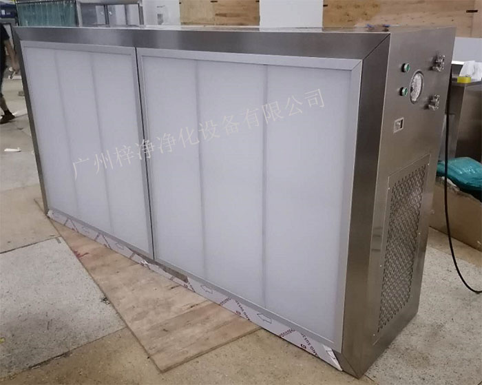 潔凈層流罩它主要由箱體、風(fēng)機(jī)、初效空氣過濾器、高效空氣過濾器、阻尼層、燈具等組成。