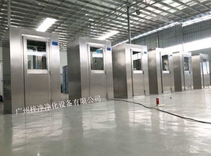 風(fēng)淋室又可起到氣閘的作用，阻止未凈化的空氣進(jìn)入潔凈區(qū)域。