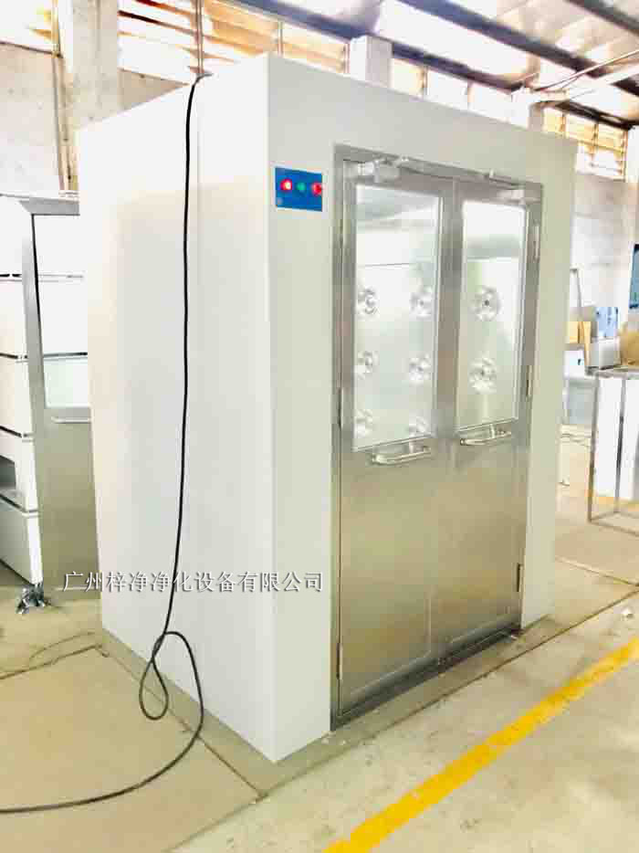 烤漆風(fēng)淋室采用冷軋鋼板作為基材，表面經(jīng)過烤漆處理。