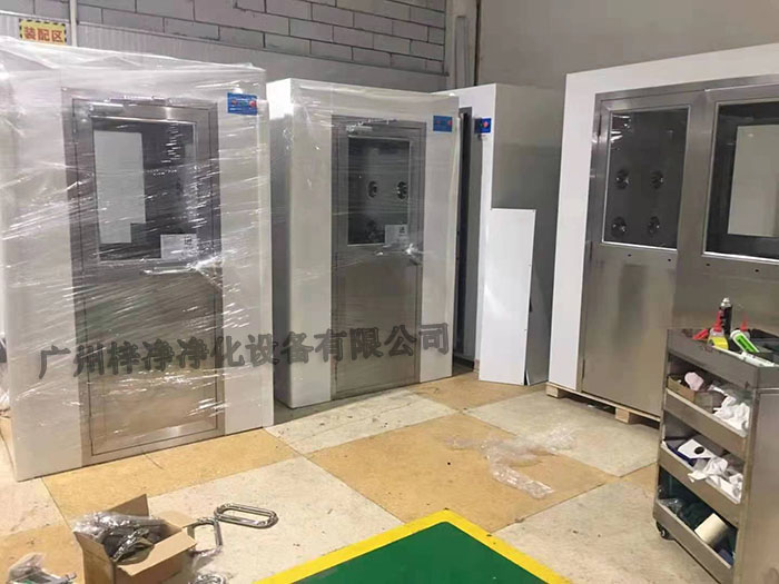 風(fēng)淋室作為一種重要的凈化設(shè)備，廣泛應(yīng)用于無塵室、電子、制藥等行業(yè)。