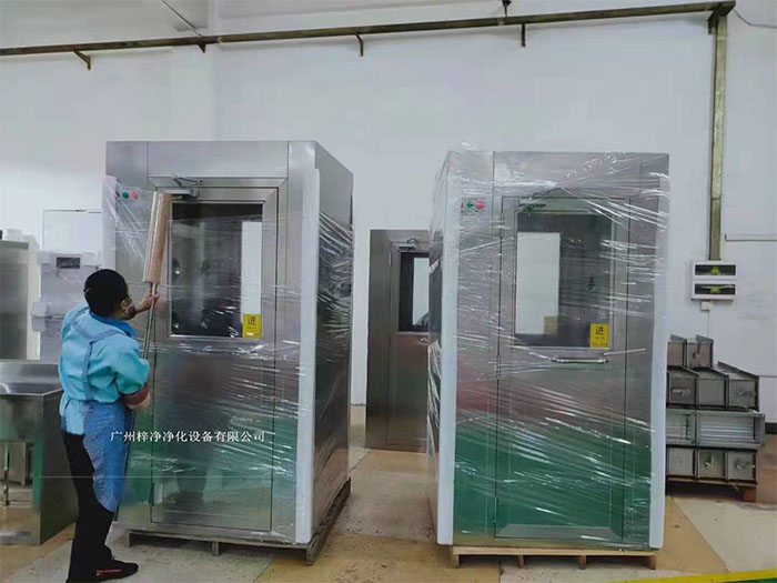 風(fēng)淋室作為一種重要的潔凈室設(shè)備在運(yùn)輸前，應(yīng)對(duì)風(fēng)淋室進(jìn)行徹底的清潔和檢查，確保無(wú)損壞。