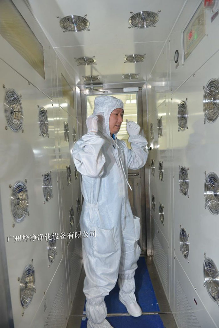 在風(fēng)淋室內(nèi)站立，保持身體不動，讓高速氣流從正面吹拂全身。