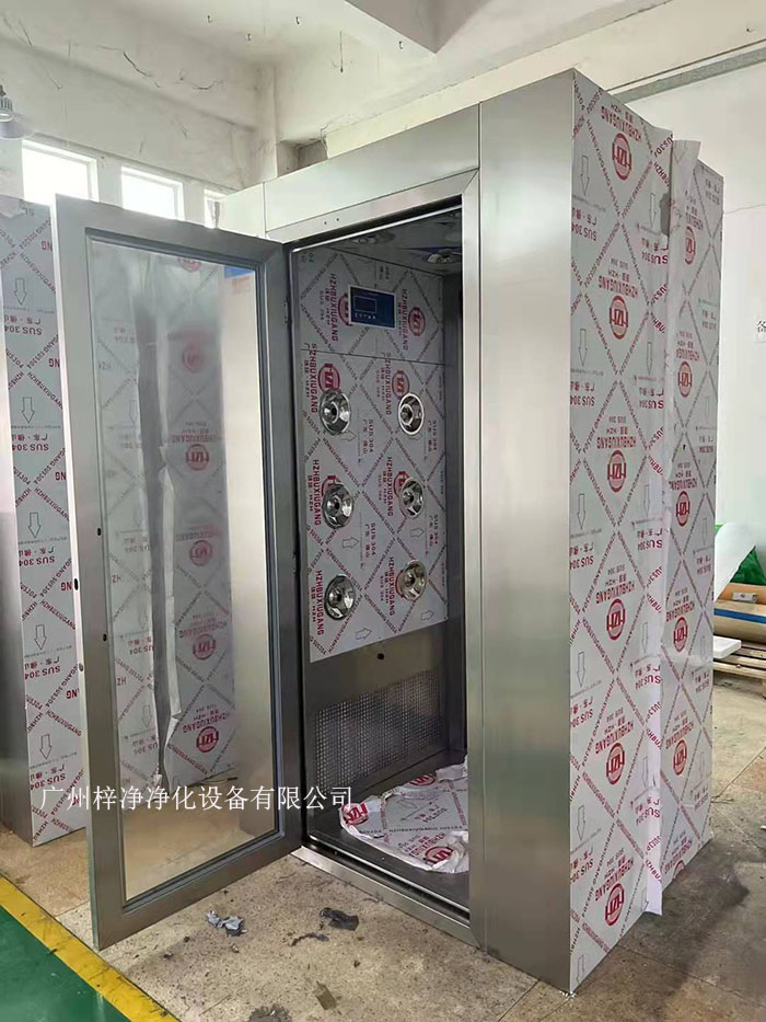 風(fēng)淋室的主要功能是通過高速氣流將塵埃和污物吹離工作人員的衣物和身體，從而確保進入潔凈室的環(huán)境符合規(guī)定的潔凈度標(biāo)準(zhǔn)。