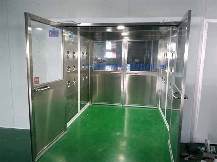 貨淋室主要用于物料表面的除塵，常用于生產(chǎn)線或倉庫的出口處。