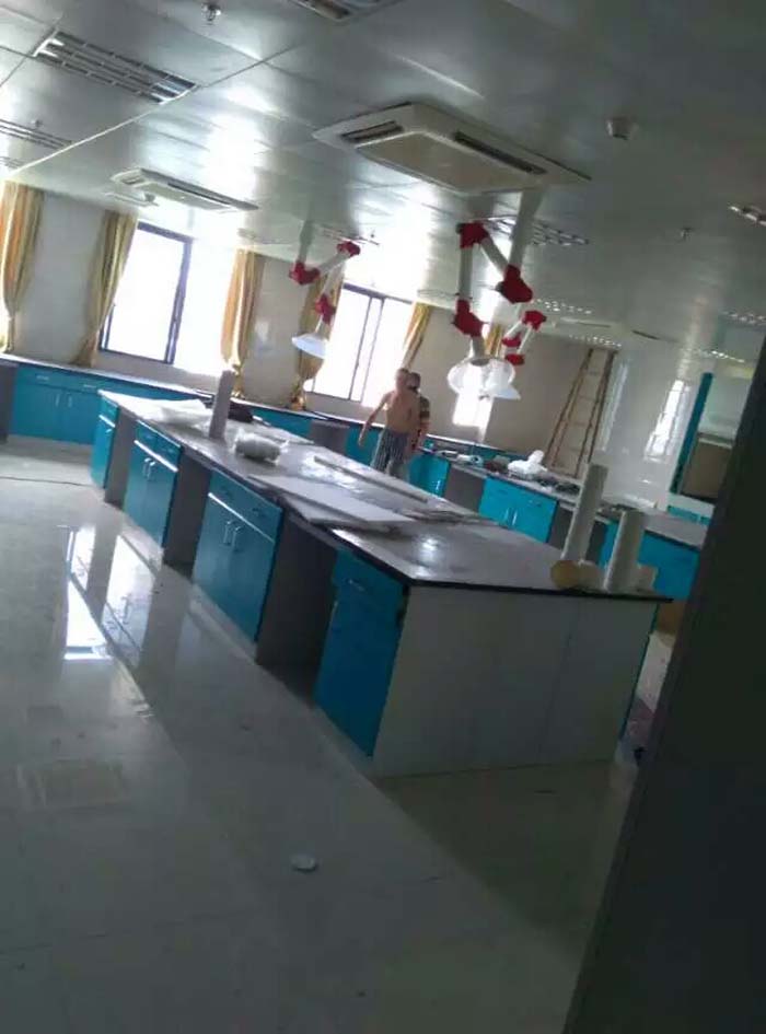 實(shí)驗(yàn)臺(tái)應(yīng)安裝在穩(wěn)固的支撐結(jié)構(gòu)上，確保實(shí)驗(yàn)臺(tái)在使用過(guò)程中的穩(wěn)定性。