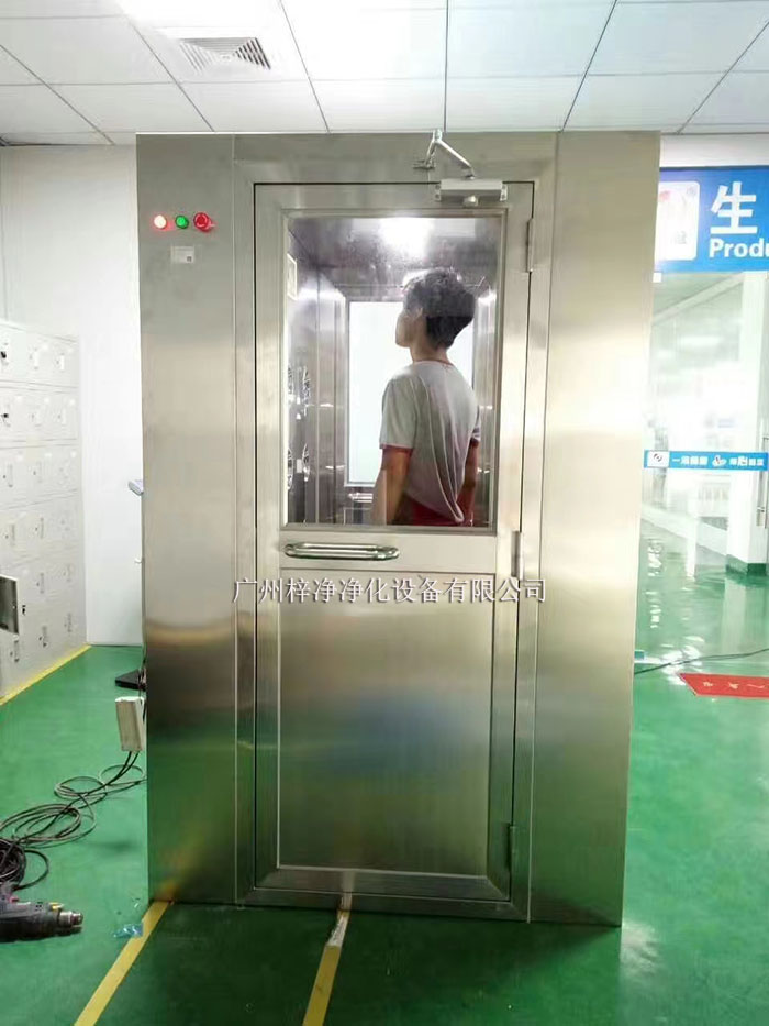 操作前應(yīng)檢查風(fēng)淋室各部件是否完好，包括門體、噴嘴、風(fēng)機(jī)、照明等。