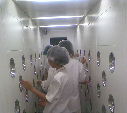 在進入風淋室之前，必須先脫去個人衣物，更換成潔凈服。