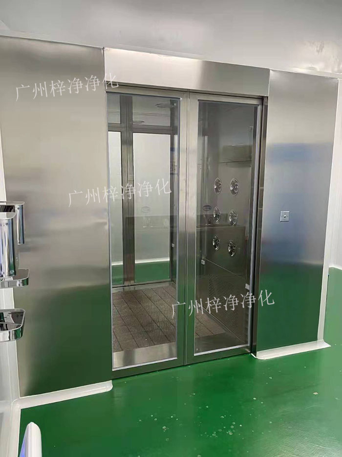 對于貨淋室，則通常位于物料進入潔凈室的位置