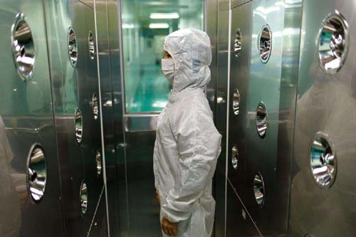 風淋室和貨淋室吹淋過程產生的灰塵通過三重機制實現(xiàn)定向處理。