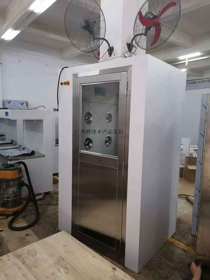 風(fēng)淋室通過(guò)高速氣流的沖擊，使進(jìn)入潔凈室的人員快速通過(guò)一個(gè)密封的空間