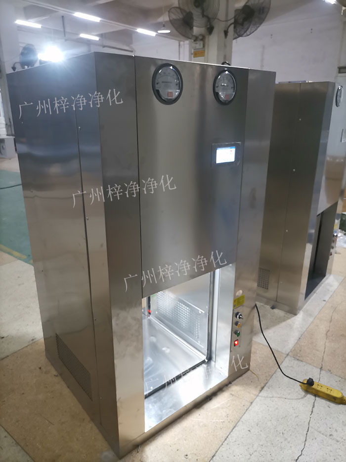 機(jī)器人機(jī)械臂傳遞窗是通過高精度的傳感器，實(shí)現(xiàn)機(jī)器人與傳遞窗的精準(zhǔn)對(duì)接。