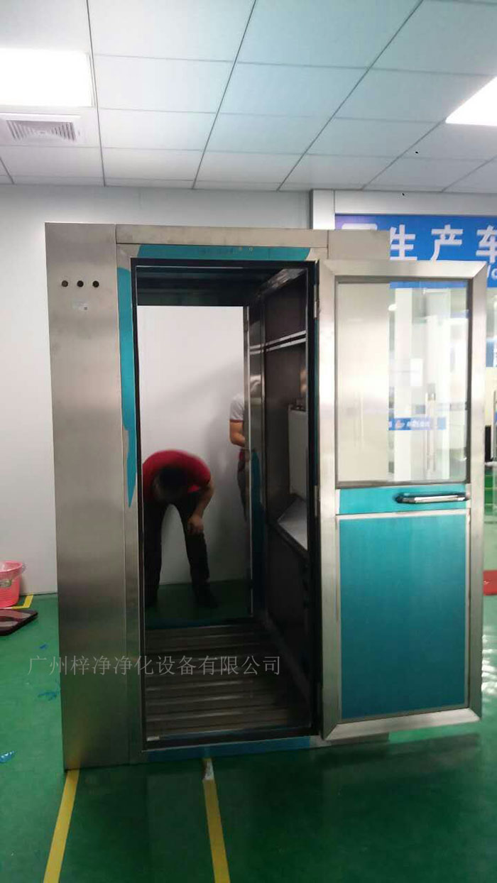 安裝風(fēng)淋室的地面應(yīng)平整，如有必要，應(yīng)進(jìn)行找平和加固處理。