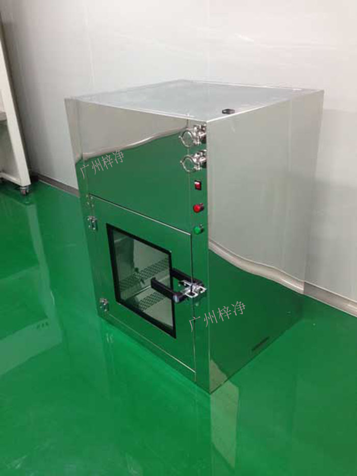 傳遞窗，又稱為隔離傳遞窗、氣閘室等，是一種能夠在不同潔凈度等級的環(huán)境之間實現(xiàn)物品和人員安全傳遞的設(shè)備。