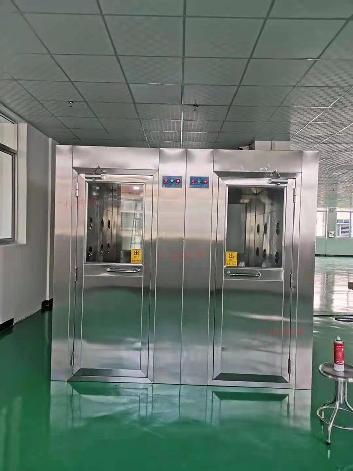 風(fēng)淋室主要功能是通過快速氣流的作用，去除人員和物料表面攜帶的塵埃和微生物，以確保進(jìn)入潔凈室的人員和物料不會(huì)污染車間環(huán)境。