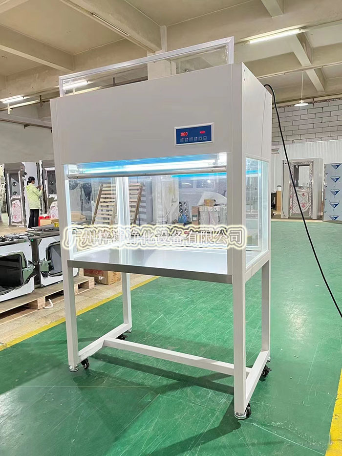 超凈工作臺(tái)通過高效過濾器提供單向或垂直單向氣流，形成局部潔凈區(qū)。