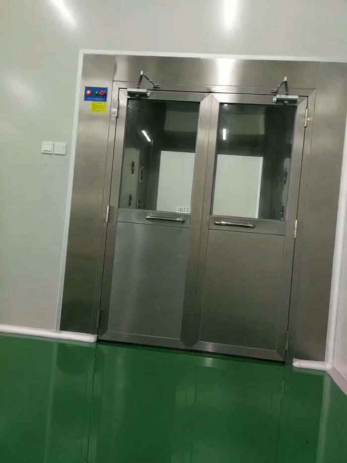 風(fēng)淋室的主要作用是對(duì)進(jìn)入潔凈室的人員進(jìn)行快速的人身凈化