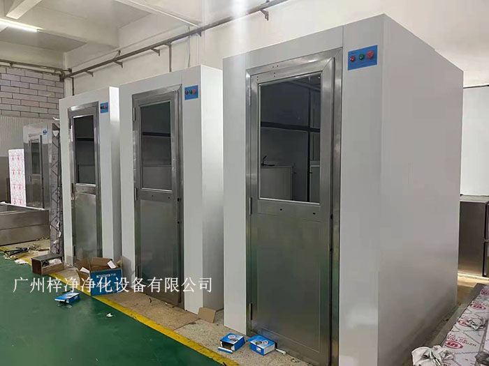 風(fēng)淋室作為潔凈室的人身凈化裝置，對(duì)于維持潔凈室的潔凈度至關(guān)重要。