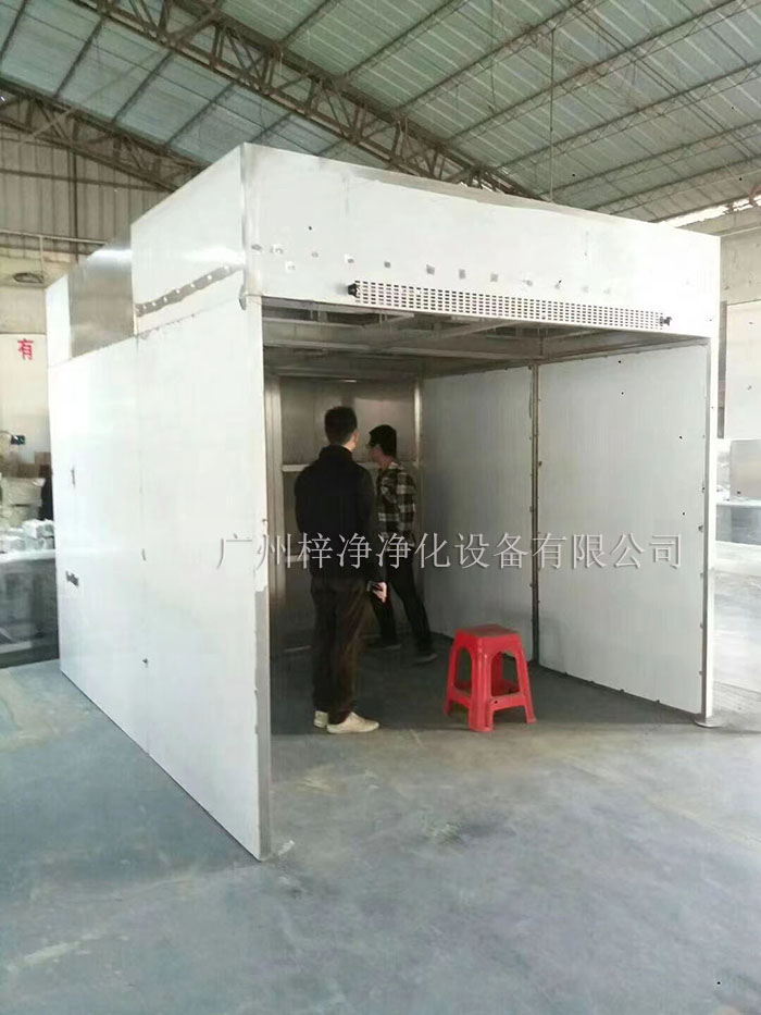 負壓稱稱量罩通過創(chuàng)造一個低氣壓的環(huán)境，防止生產(chǎn)過程中的粉塵、揮發(fā)物等有害物質(zhì)逸散到外界環(huán)境中，同時確保稱量結(jié)果的準確性。