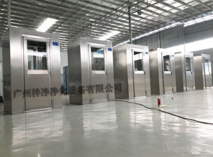 風淋室可以有效去除進入實驗室人員的衣物、頭發(fā)等表面攜帶的塵埃和微粒，降低實驗室內(nèi)的污染風險。