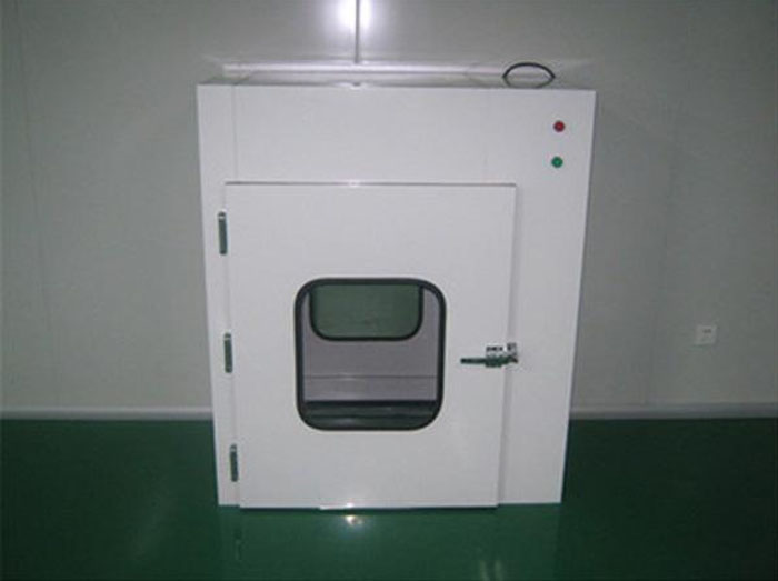 落地式傳遞窗在物料進出潔凈區(qū)，必須嚴格與人流通道分開，由生產(chǎn)車間物料專用通道進出。