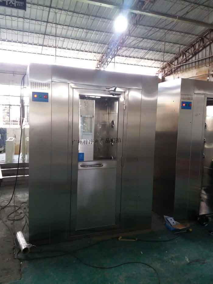 風(fēng)淋室在潔凈室半導(dǎo)體、藥品生產(chǎn)、食品加工等行業(yè)中扮演著至關(guān)重要，