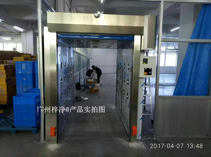 快速卷簾門風(fēng)淋室和快速卷簾門貨淋室的工作原理主要基于高效過濾器和快速氣流交換。