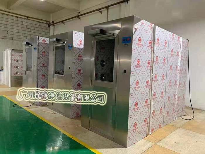 全不銹鋼風(fēng)淋室通道外觀簡潔、大方，使用壽命長