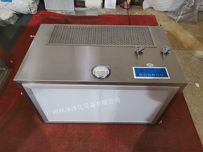 潔凈層流罩是一種用于保護(hù)局部區(qū)域免受塵埃和微生物污染的層流設(shè)備。