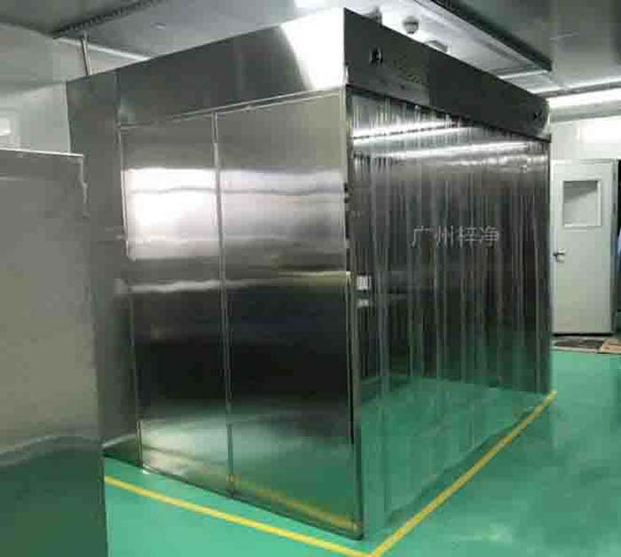 潔凈層流罩通過(guò)特殊的氣流組織，形成均勻、穩(wěn)定的氣流層，確保工作區(qū)域內(nèi)的空氣潔凈度。