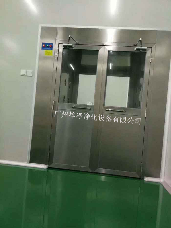 將風(fēng)淋室設(shè)置在主要入口，可以節(jié)約潔凈車間的空間，使布局更加合理。