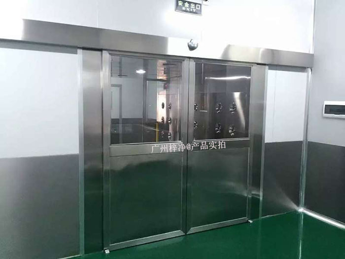 自動(dòng)門風(fēng)淋室采用自動(dòng)感應(yīng)技術(shù)，當(dāng)人員接近時(shí)，門會(huì)自動(dòng)開啟，人員通過后自動(dòng)關(guān)閉。