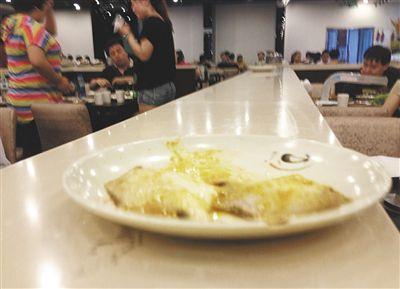 客人剩下的魚，被擺在一旁的石臺(tái)上，它們隨后被送往后廚，繞一圈后再次出現(xiàn)在餐臺(tái)。
