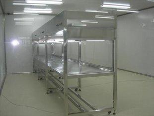 超凈工作臺是種提供局部凈化的凈化設(shè)備，它的使用對改善工藝條件，提高產(chǎn)品質(zhì)量和增大成品率均有良好的效果。簡單的說就是：在特定的空間，進行殺菌凈化的一種設(shè)備。</