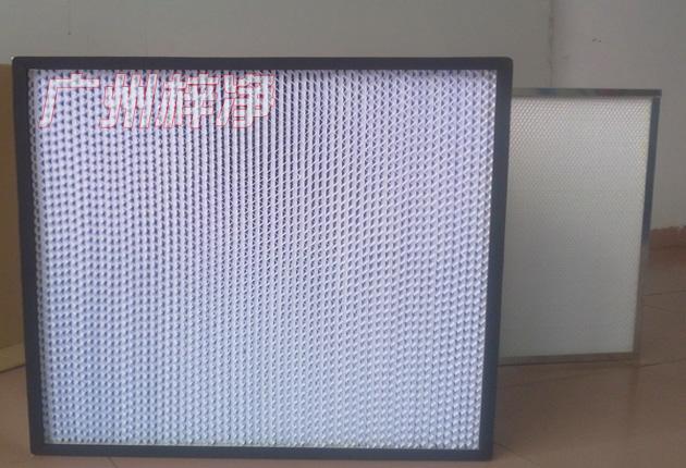 HS有隔板高效過濾器可廣泛用于光學(xué)電子、LCD液晶制造，生物醫(yī)藥、精密儀器、飲料食品，PCB印刷等行業(yè)無塵凈化車間的空調(diào)末端送風(fēng)處。